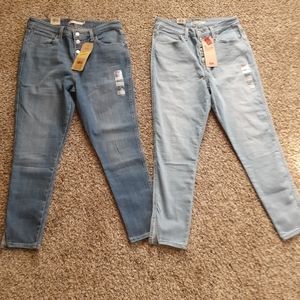 Women Levi Jean's 2 pairs!